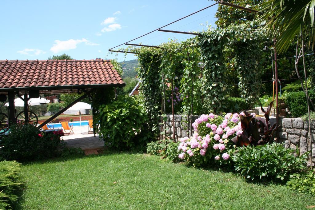Apartments Petricic With Swimming Pool Ičići Kültér fotó