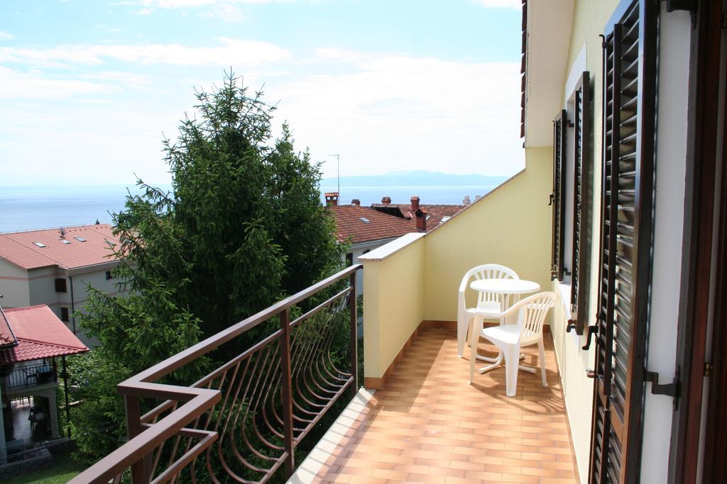Apartments Petricic With Swimming Pool Ičići Kültér fotó